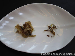 1、金瓜蒸雪蛤,把雪蛤撕去上面的黑皮