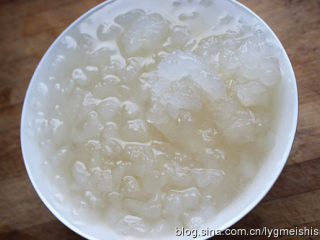 2、金瓜蒸雪蛤,放到纯净水中浸泡24个小时