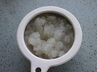 3、金瓜蒸雪蛤,把雪蛤放在漏勺中清洗下