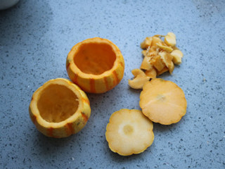 4、金瓜蒸雪蛤,把南瓜切开，用勺子挖出里面多余的瓜
