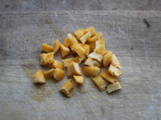 5、金瓜蒸雪蛤,把挖出的瓜切成小丁