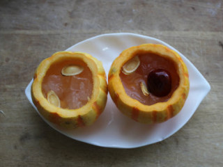 6、金瓜蒸雪蛤,加入水和少许的姜汁，放入南瓜丁、冰糖、黄芪、红枣