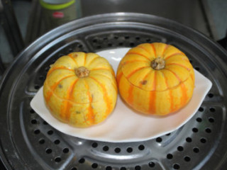 7、金瓜蒸雪蛤,放入蒸锅中，盖上盖子水开蒸半个小时