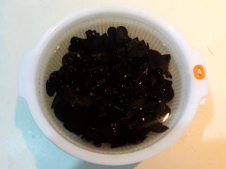 1、木耳炒肉丝,秋木耳用温水泡发30分钟左右