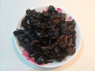 2、木耳炒肉丝,把泡发好的木耳清洗干净，沥干水分备用