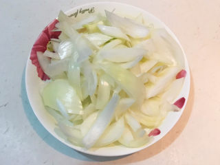 4、木耳炒肉丝,圆葱切成丝