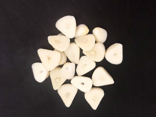 6、木耳炒肉丝,大蒜切成薄片