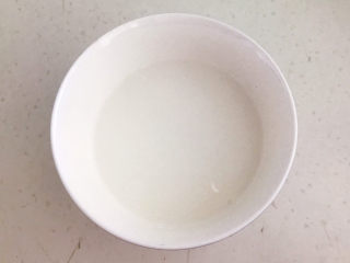 7、木耳炒肉丝,玉米淀粉加入1大勺冷水调成水淀粉