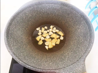 8、木耳炒肉丝,炒锅烧热后加入花生油，油烧热后加入蒜和姜，炒出香味