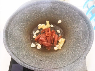 9、木耳炒肉丝,加入肉丝