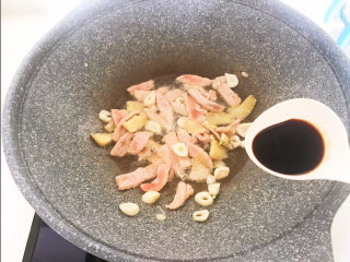 11、木耳炒肉丝,加入生抽