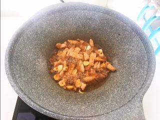 12、木耳炒肉丝,翻炒均匀