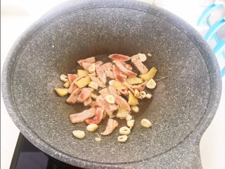 10、木耳炒肉丝,翻炒3分钟