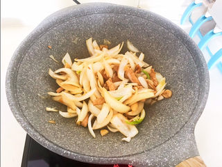 13、木耳炒肉丝,加入圆葱，翻炒2分钟