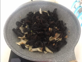 14、木耳炒肉丝,加入木耳