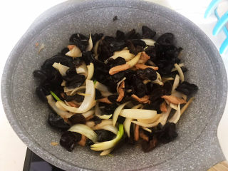 15、木耳炒肉丝,翻炒3分钟