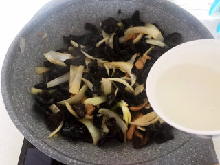 16、木耳炒肉丝,加入水淀粉，烧开