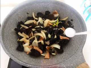 17、木耳炒肉丝,加入精盐