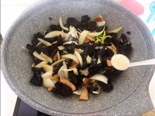 18、木耳炒肉丝,加入鸡精