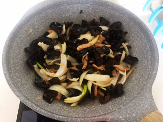 19、木耳炒肉丝,翻炒均匀即可，木耳炒肉丝做好了～