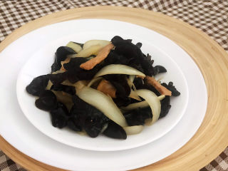 20、木耳炒肉丝,木耳炒肉丝清淡适宜，营养丰富，老少皆宜～