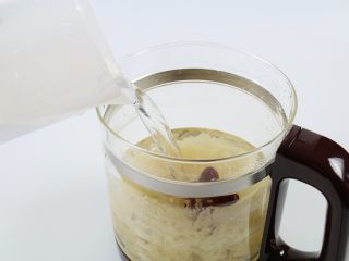 7、银耳木瓜糖水,加入清水，加到水位线1200ml左右即可。