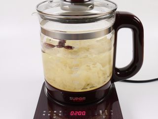 8、银耳木瓜糖水,盖上盖子，选择精煮模式下银耳汤功能键，摁下开始键。