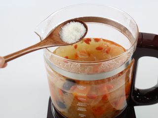 12、银耳木瓜糖水,食用前根据个人口味加入适量的糖调味。