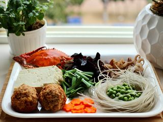 1、黑酱油+大白菜豆腐丸子炖海鲜,准备所有的食材、肉丸子我是提前做好的、螃蟹和蛸提前洗净后煮熟捞出备用、红薯粉条和木耳提前两个小时泡发洗净备用、胡萝卜洗净后用模具刻花、豆腐切块备用、青豆提前从冰箱取出化冻洗净煮熟捞出备用、韭菜摘洗干净后切段备用……