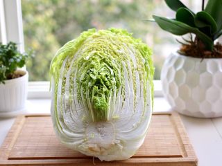 2、黑酱油+大白菜豆腐丸子炖海鲜,我今天用的是黄心大白菜、这个品种的白菜清甜爽口哟