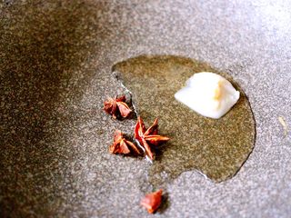 4、黑酱油+大白菜豆腐丸子炖海鲜,热锅放入八角和猪油