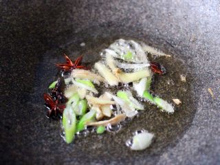 5、黑酱油+大白菜豆腐丸子炖海鲜,小火慢慢炸香八角后加入葱姜丝爆香