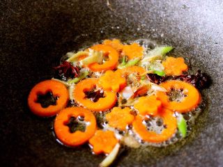 6、黑酱油+大白菜豆腐丸子炖海鲜,再加入胡萝卜小火慢慢煸炒至变色后