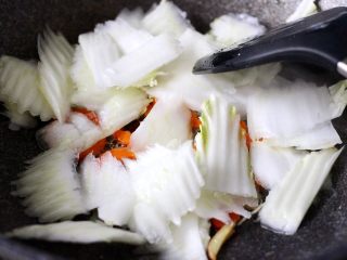 7、黑酱油+大白菜豆腐丸子炖海鲜,先加入大白菜帮