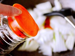 8、黑酱油+大白菜豆腐丸子炖海鲜,加入15克酱油