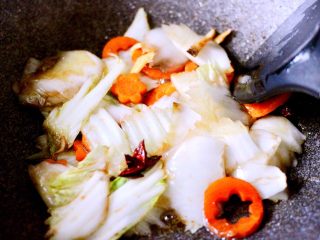 9、黑酱油+大白菜豆腐丸子炖海鲜,用铲子继续翻炒至白菜帮变软