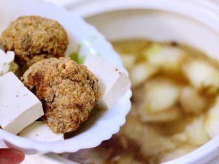 11、黑酱油+大白菜豆腐丸子炖海鲜,倒入肉丸子和切块的豆腐