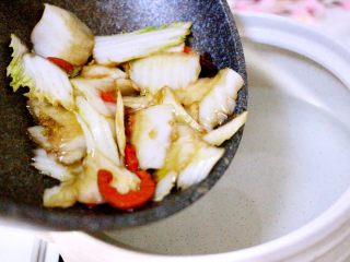 10、黑酱油+大白菜豆腐丸子炖海鲜,另起砂锅加入适量清水、把煸炒好的白菜帮倒入砂锅中