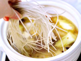 12、黑酱油+大白菜豆腐丸子炖海鲜,加入泡发好的红薯粉条