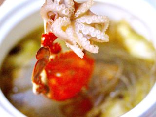 13、黑酱油+大白菜豆腐丸子炖海鲜,再加入煮熟的螃蟹和八爪蛸