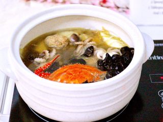 14、黑酱油+大白菜豆腐丸子炖海鲜,大火煮沸后、加入盐调味