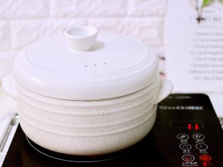 15、黑酱油+大白菜豆腐丸子炖海鲜,小火慢慢炖5分钟左右