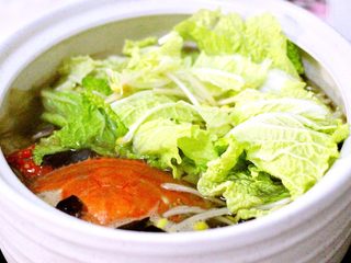 16、黑酱油+大白菜豆腐丸子炖海鲜,加入白菜叶和黄豆芽