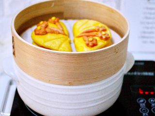 17、黑酱油+大白菜豆腐丸子炖海鲜,砂锅上面放上做好的南瓜荷叶饼