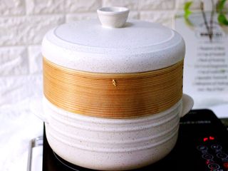 18、黑酱油+大白菜豆腐丸子炖海鲜,盖上锅盖蒸煮10分钟即可