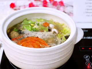 20、黑酱油+大白菜豆腐丸子炖海鲜,砂锅里加入煮好的青豆