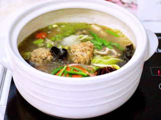 21、黑酱油+大白菜豆腐丸子炖海鲜,撒上韭菜段和味精即可关火、淋上芝麻油