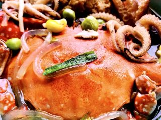 22、黑酱油+大白菜豆腐丸子炖海鲜,营养丰富又诱惑人的白菜豆腐丸子炖海鲜也出锅喽