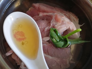 3、筒骨莲藕汤,放入葱段和料酒。