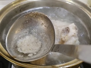 4、筒骨莲藕汤,大火煮开，撇去浮沫，煮5分钟。